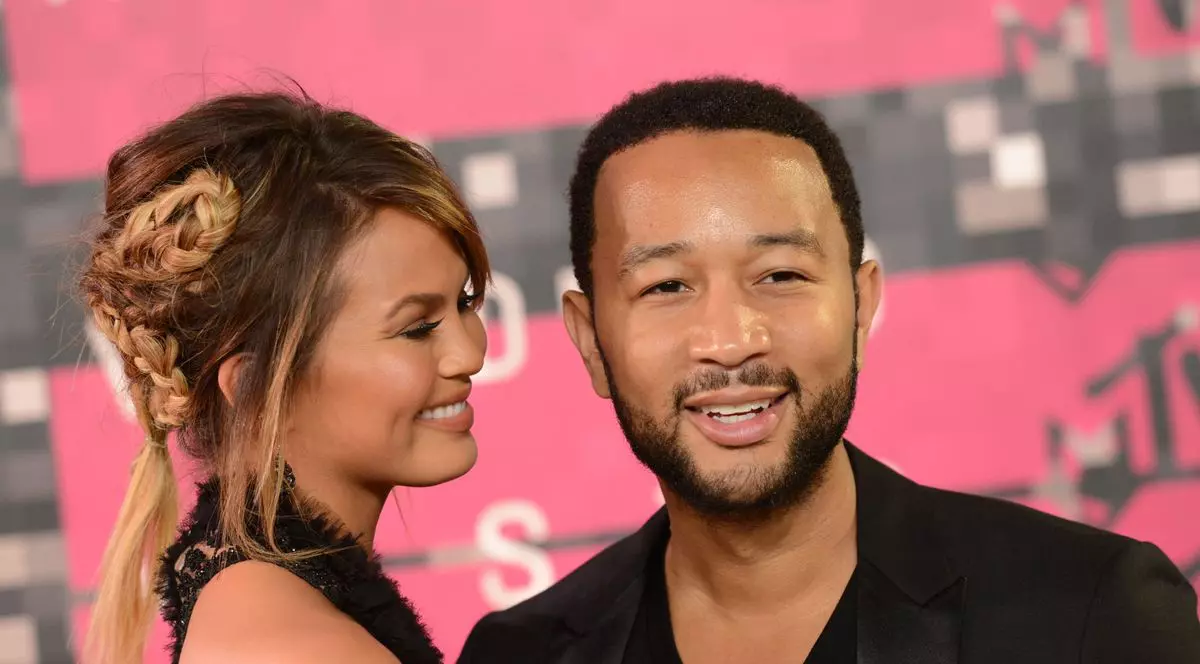 Soția lui John Legend: "Nu mă mai întrebați când vom avea copii"