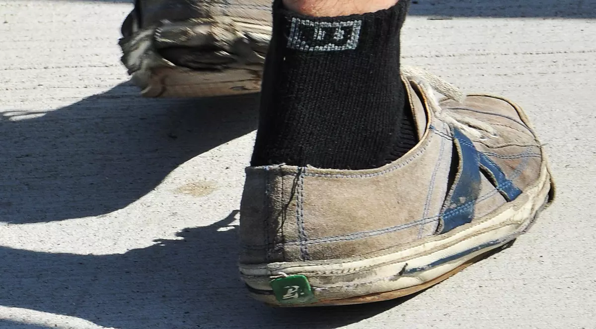 Ai zice că e un om al străzii! E chiar o vedetă internațională! | FOTO