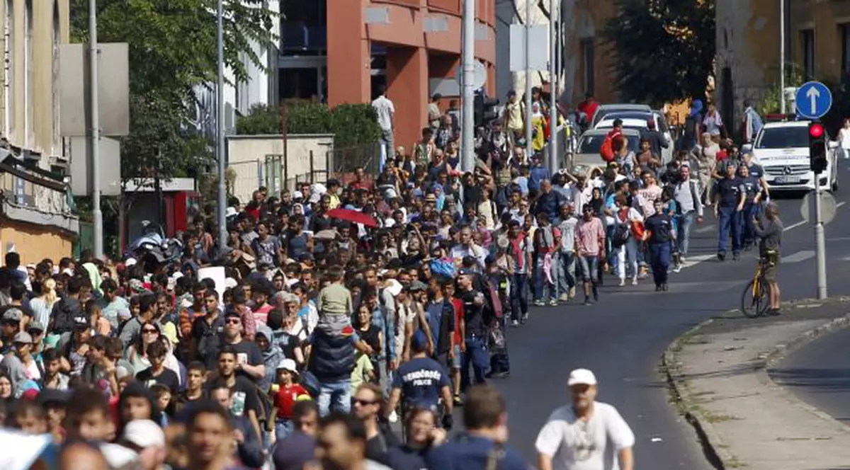ULTIMA ORĂ: Peste 1000 de imigranţi din Budapesta au plecat pe jos spre Austria şi Germania