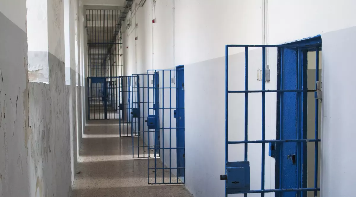 Un deținut de la Penitenciarul Craiova a murit după ce ȘI-A BĂTUT UN CUI ÎN CAP! 
