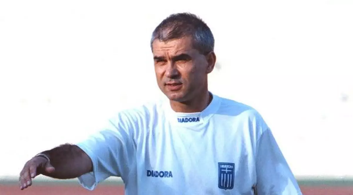 PRELIMINARIILE EURO 2016, ROMÂNIA - GRECIA (luni, ora 21.45, TVR 1) / Anghel Iordănescu are șansa să facă primul pas hotărât spre Euro 2016, dacă bate Grecia care l-a dat afară în 1999! ^Zboară Puiu cu calificarea?