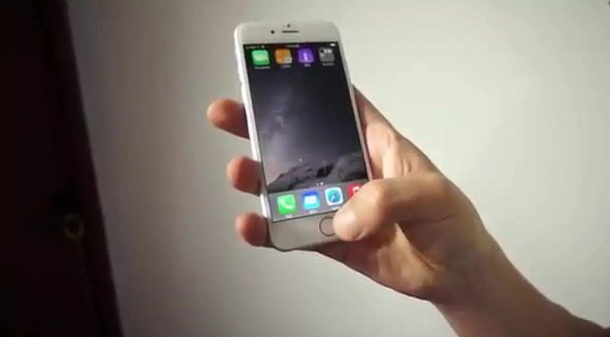 Alergic la Iphone 6! Un bărbat a ajuns la doctor din cauza telefonului mobil