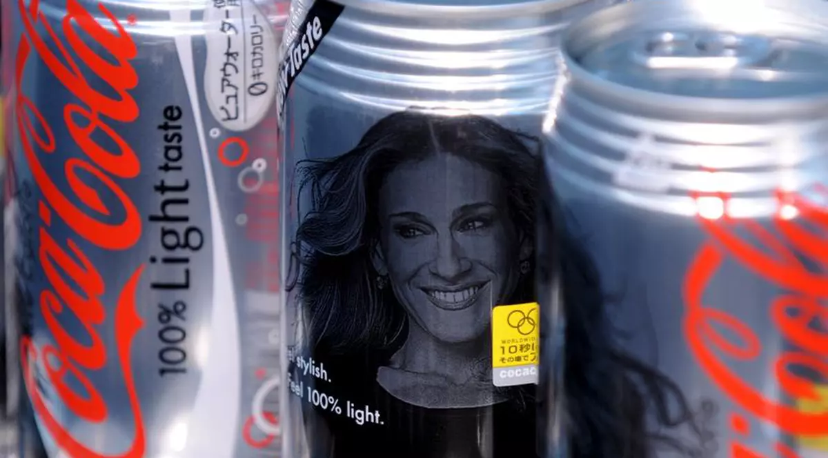 Bei băuturi light? Mănânci mai mult!