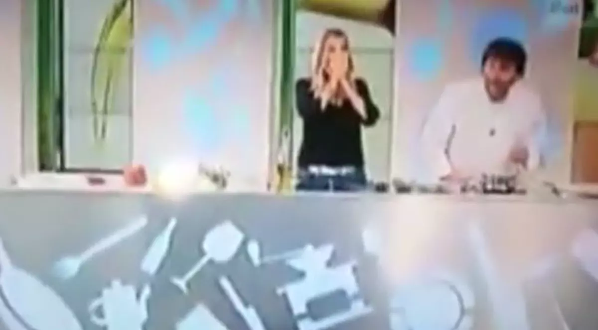 Moment penibil în timpul unei emisiuni! Cum s-a făcut de râs o actriţă care încerca să facă şpagatul VIDEO