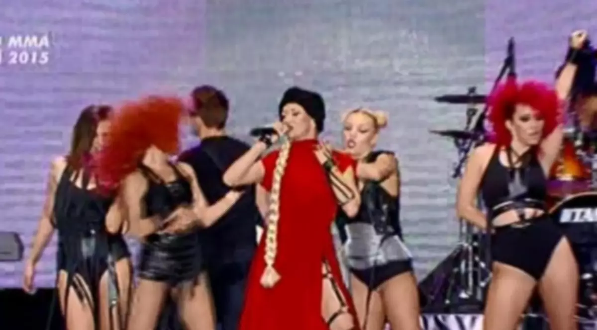 Lora s-a dezbrăcat de rochie, pe scenă, la MMA! Și-a înnebunit fanii | FOTO