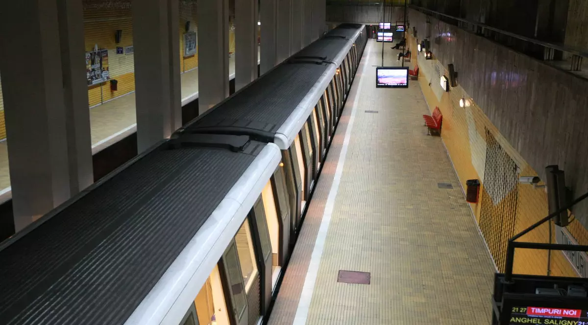 S-a aruncat în «spatele» metroului! Marţi s-a consumat cea mai ciudată tentativă de suicid din istoria Metrorex