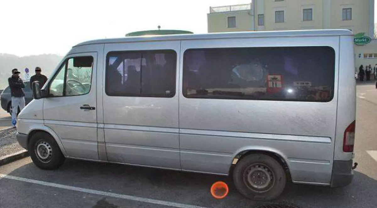 24 de imigranţi afgani, găsiţi într-o maşină condusă de un român: "Era o închisoare pe roţi"