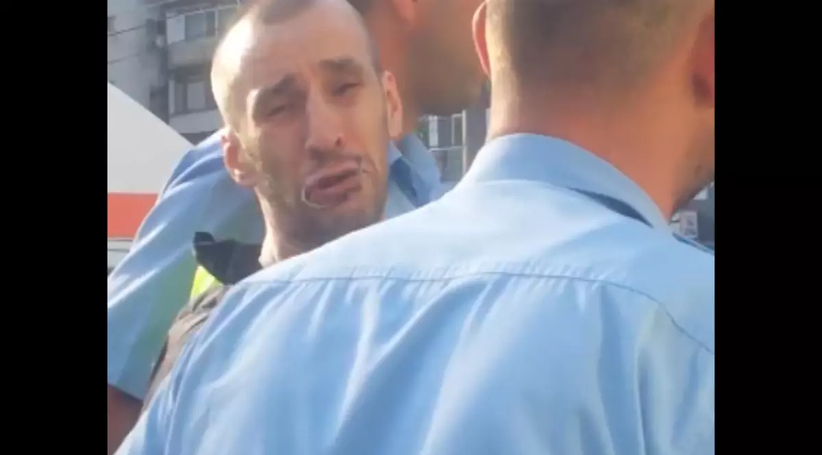 Protest șocant! Și-a cusut buzele cu sârmă!