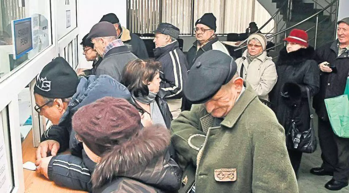SEMNAL DE ALARMĂ: În 17 ani, un salariat va susține aproape 3 pensionari