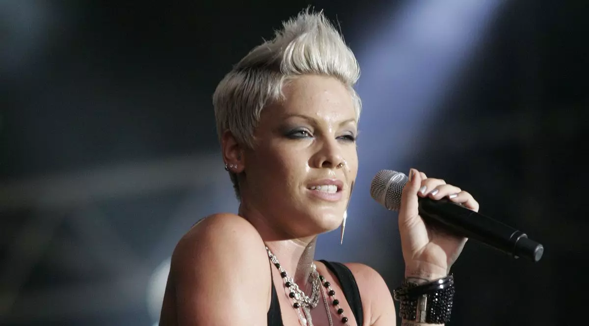 Pink a pozat topless pentru Bryan Adams | FOTO