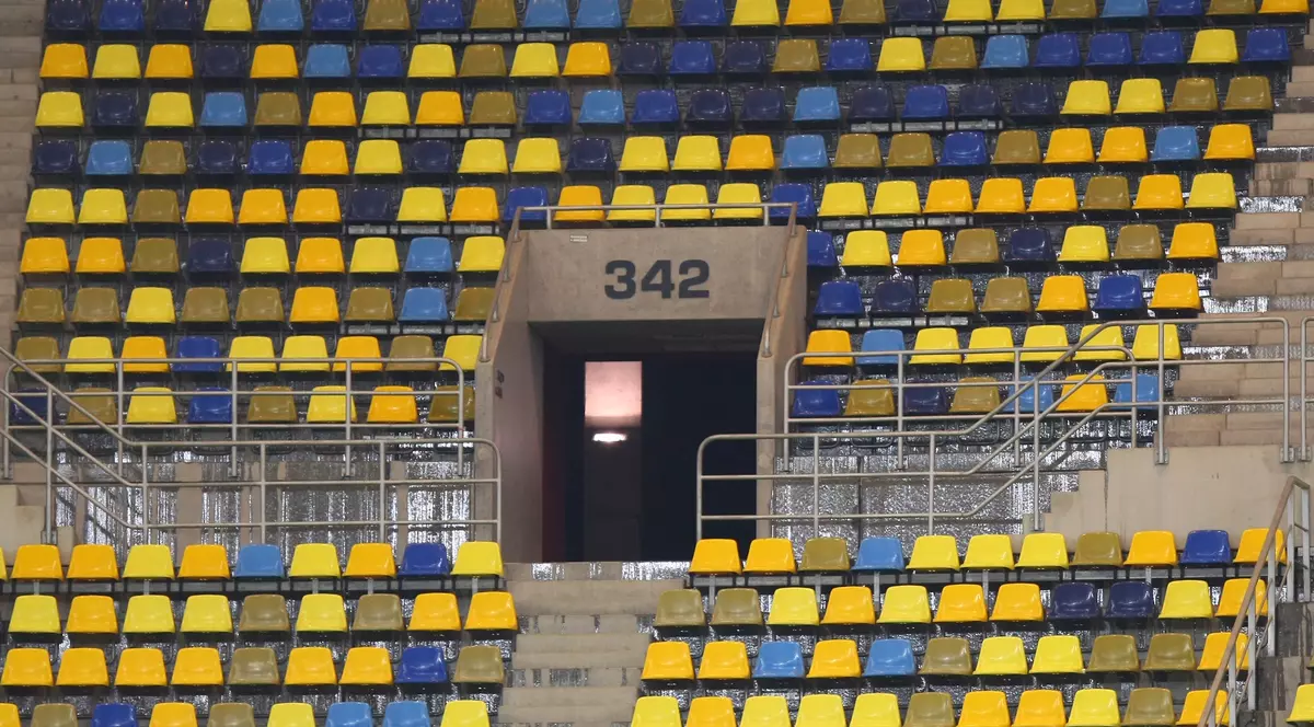 A intrat Sorin Oprescu la închisoare, s-a ”spart” stadionul Primăriei! ^Apa și-a făcut de cap pe ”Național Arena”, în timpul jocului Steaua - Voluntari, alungându-i pe puținii spectatori veniți la meci / GALERIE FOTO