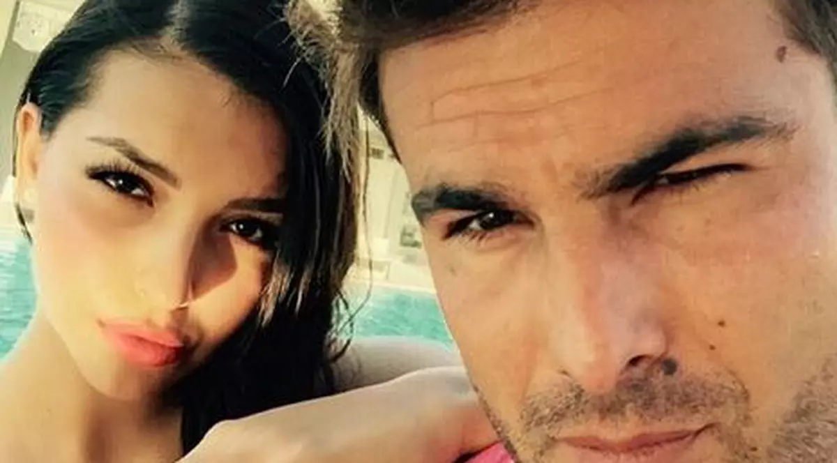 Sandra îi face lui Mutu toate poftele! Uite cum îi dansează bruneta pe mese! | VIDEO