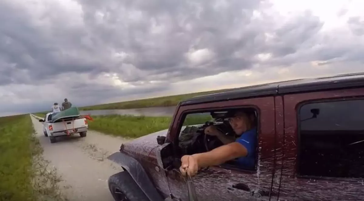 A vrut să-și facă selfie la volan! Iată ce a urmat! | VIDEO