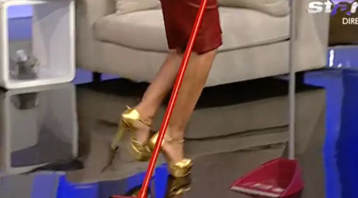 O vedetă de la noi, pusă să danseze SEXY cu o mătură, în direct | FOTO