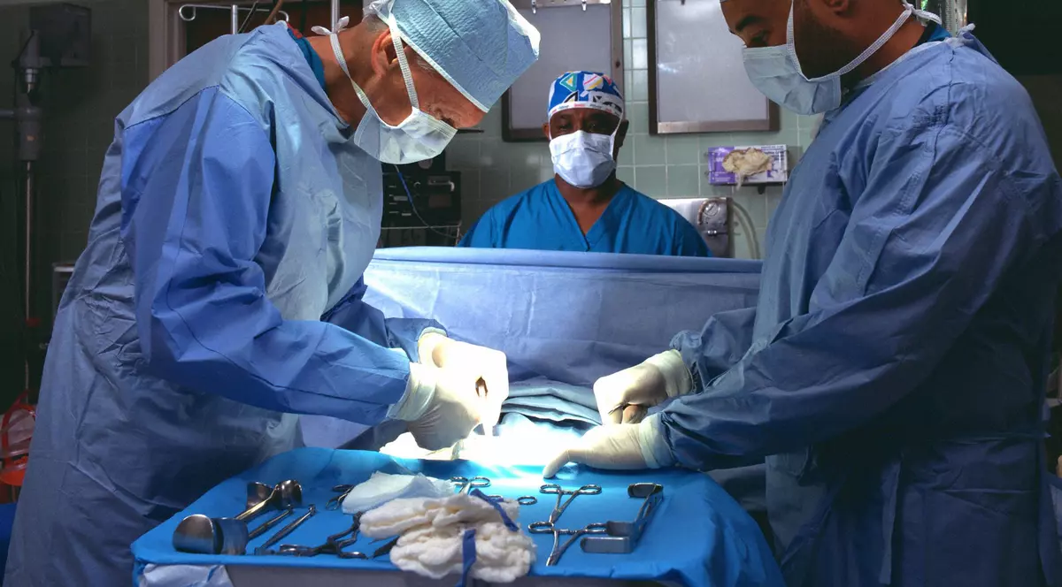 O femeie a fost operată pentru a i se scoate din intestine obiectul pe care îl furase