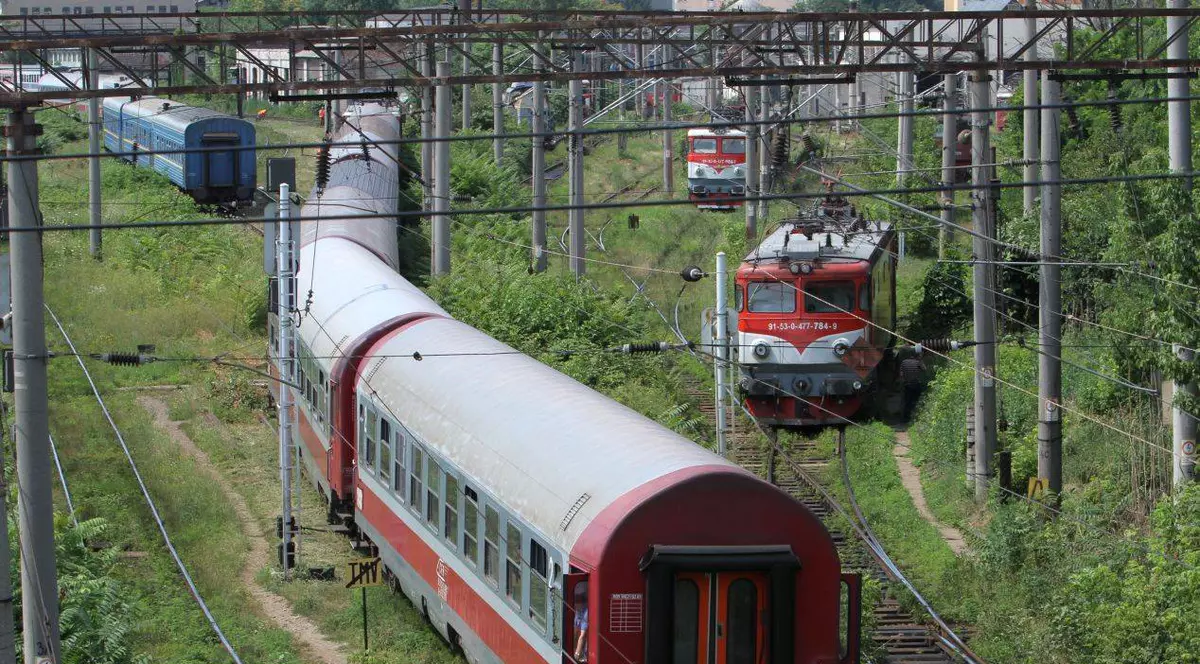 Circulația trenurilor, perturbată în apropiere de Drobeta-Turnu Severin. Călătorii sunt transportați cu mașini după o defecțiune