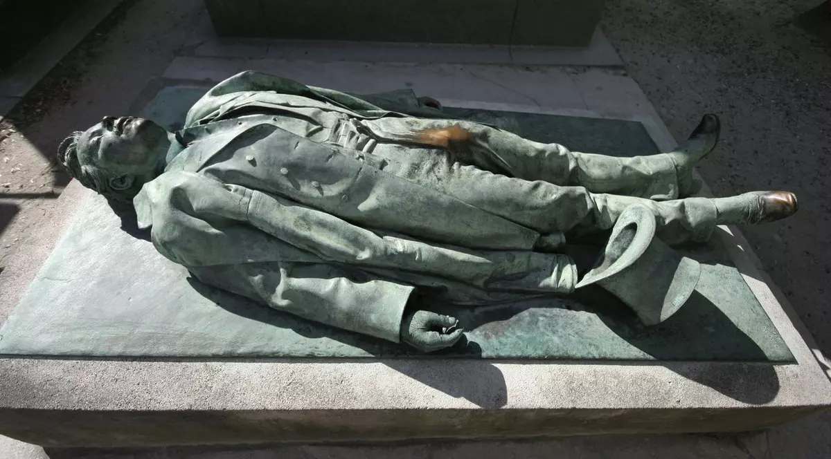 "Cel mai sexy mormânt" din Franţa atrage anual mii de turişti. De ce vor toţi să îl atingă