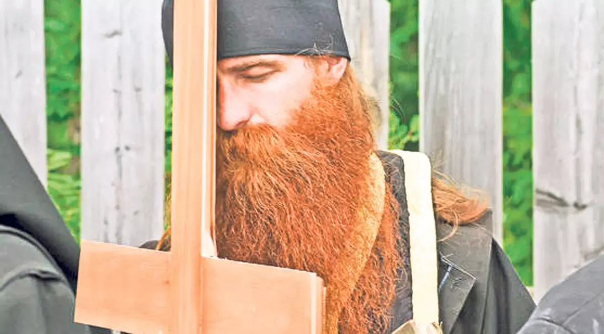 EXCLUSIV | Fostul preot de la Tanacu are noi adepţi! «Toată lumea îl iubeşte»