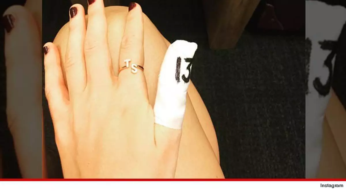 Accident în bucătărie! Taylor Swift și-a tăiat degetul