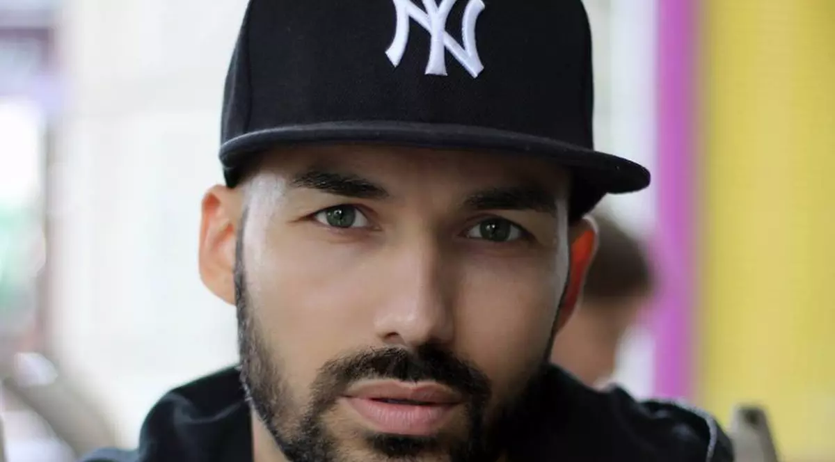 N-ai să ghicești ce meserie are acest tânăr cu look de bad boy