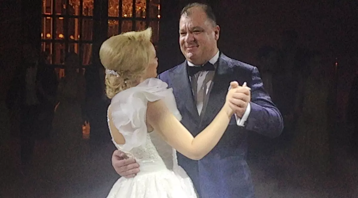 Florina Constantinescu s-a măritat la palat! Zeci de artiști s-au distrat la nunta impresarului Niki cu prezentatoarea TVR