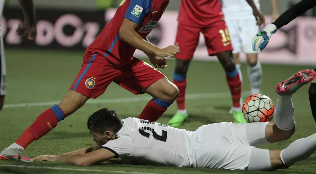 Dintre cele nouă cluburi din Liga 1 care au raportat datorii la 30 iunie, ^doar două riscă depunctarea, după 31 octombrie: Astra și ASA Tg. Mureș