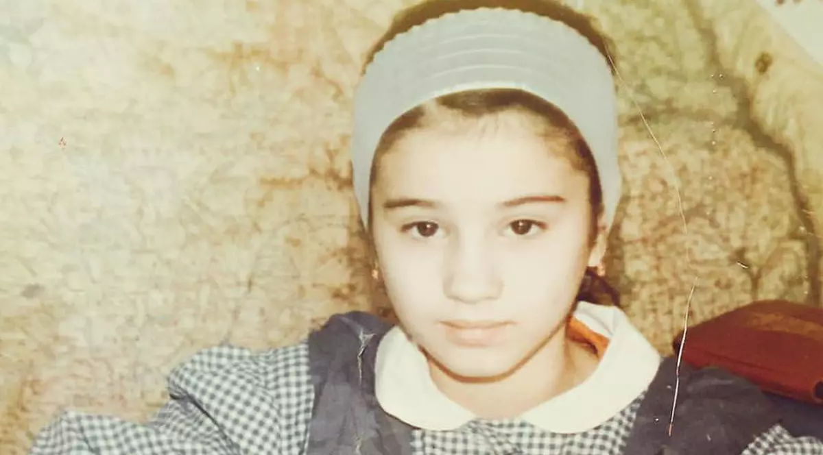 Recunoști școlărița? Indiciu: e vedetă TV și e o bunăciune!