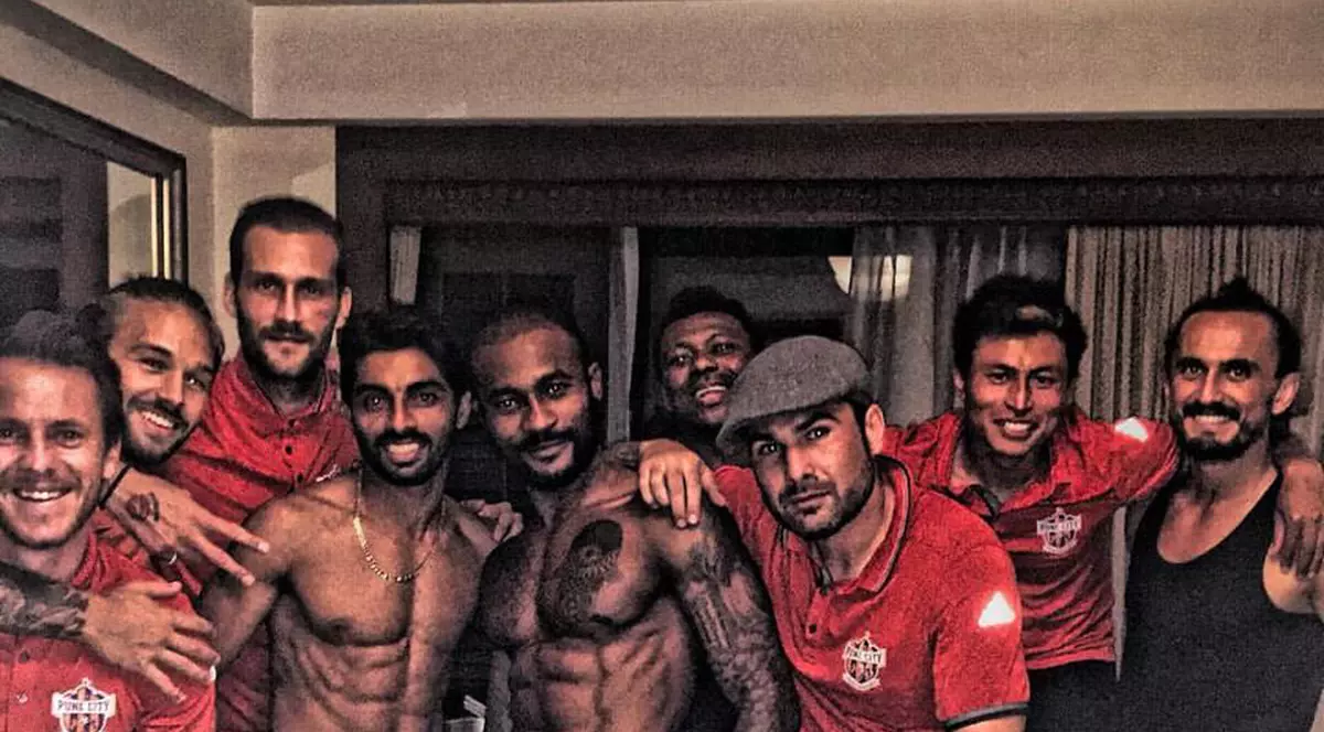 Nostalgic după fotbalul cu bască. Adriane, ţi-e ruşine să-ţi etalezi fizicul lângă aşa exemplare?