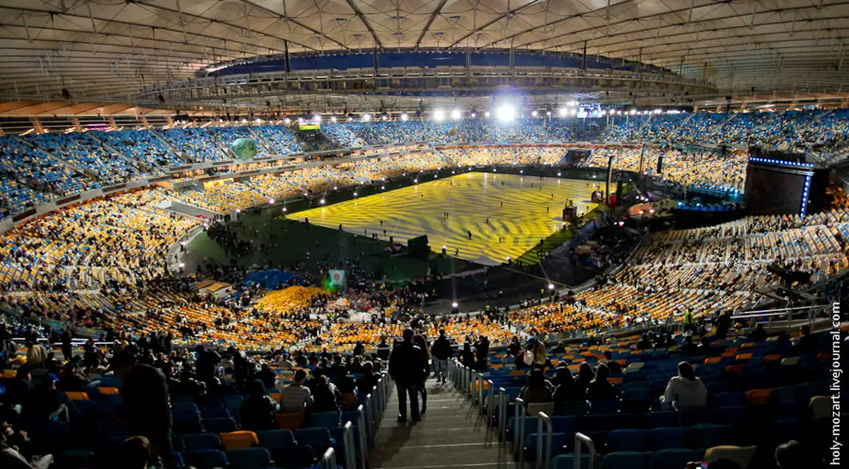 Directorul Stadionului Olimpic din Kiev face o tribună pentru fanii de culoare