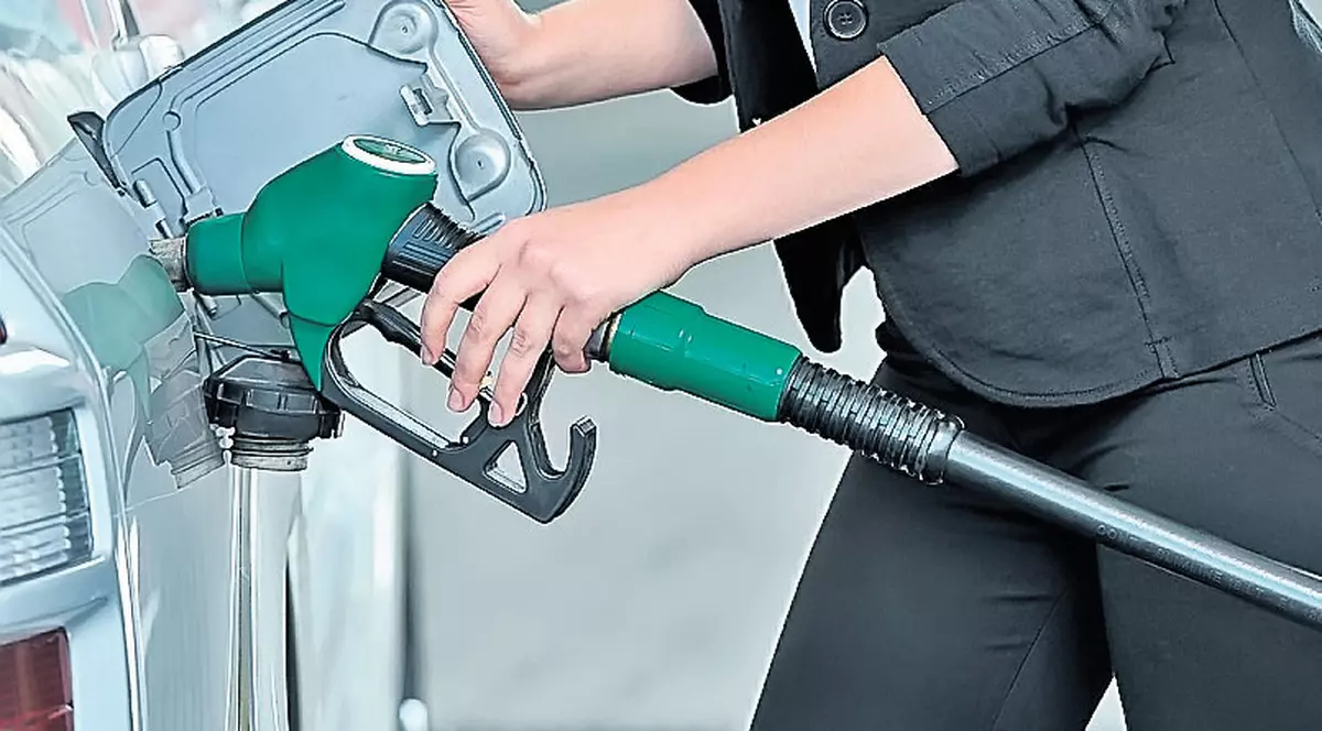 Jumătate din prețul carburanților reprezintă taxe | Ce plătim, de fapt, la pompă