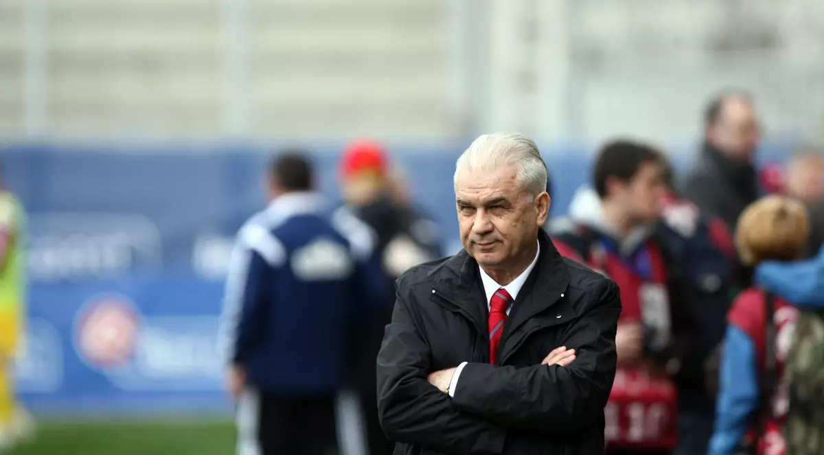 Iordănescu a dat-o pe caterincă în săptămâna decisivă pentru calificarea la Euro: ”Joc cu Grigore vârf și cu Chipciu fundaș central”. ^Regretă că nu-i are în lot pe... Dani Alves și pe Rafinha! L-a luat pe Papp, Steaua l-a recomandat pe Râpă!