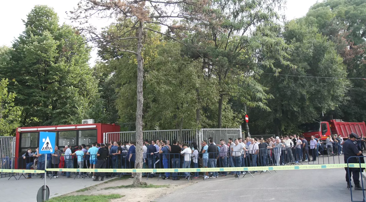 Fanii au luat cu asalt casele de bilete pentru a-i susține pe tricolori la meciul cu Finlanda, decisiv pentru calificarea la Euro 2016. ^Tichetele costă 20 de lei. Cererea uriașă a blocat sistemul de vânzare online / LIVE BLOG&FOTO