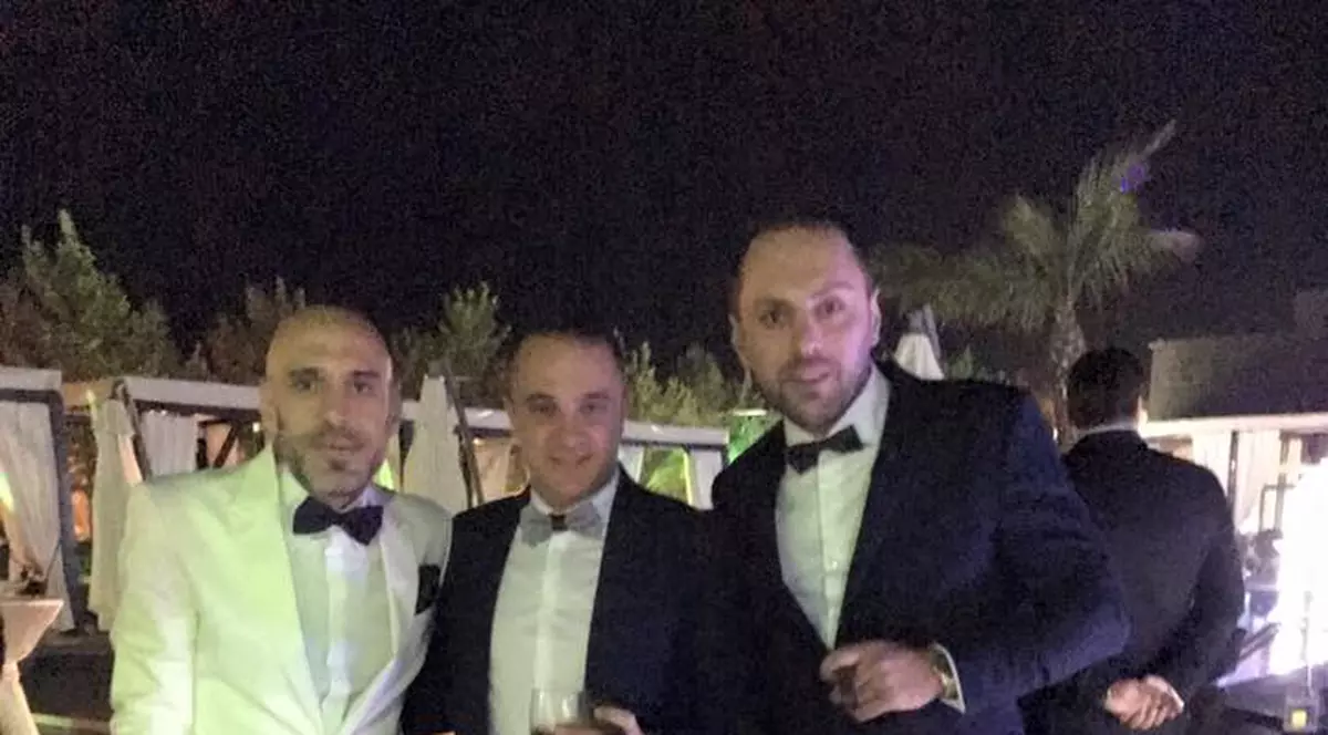 Învârte femeile pe degete dar a venit singur la o nuntă de fițe!