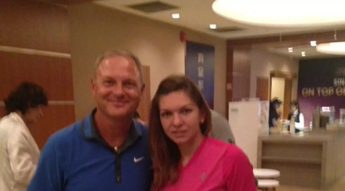 Simona Halep a venit în Singapore cu tot familionul! ^Campioana românilor este urmărită pas cu pas de un milionar din SUA! GALERIE FOTO