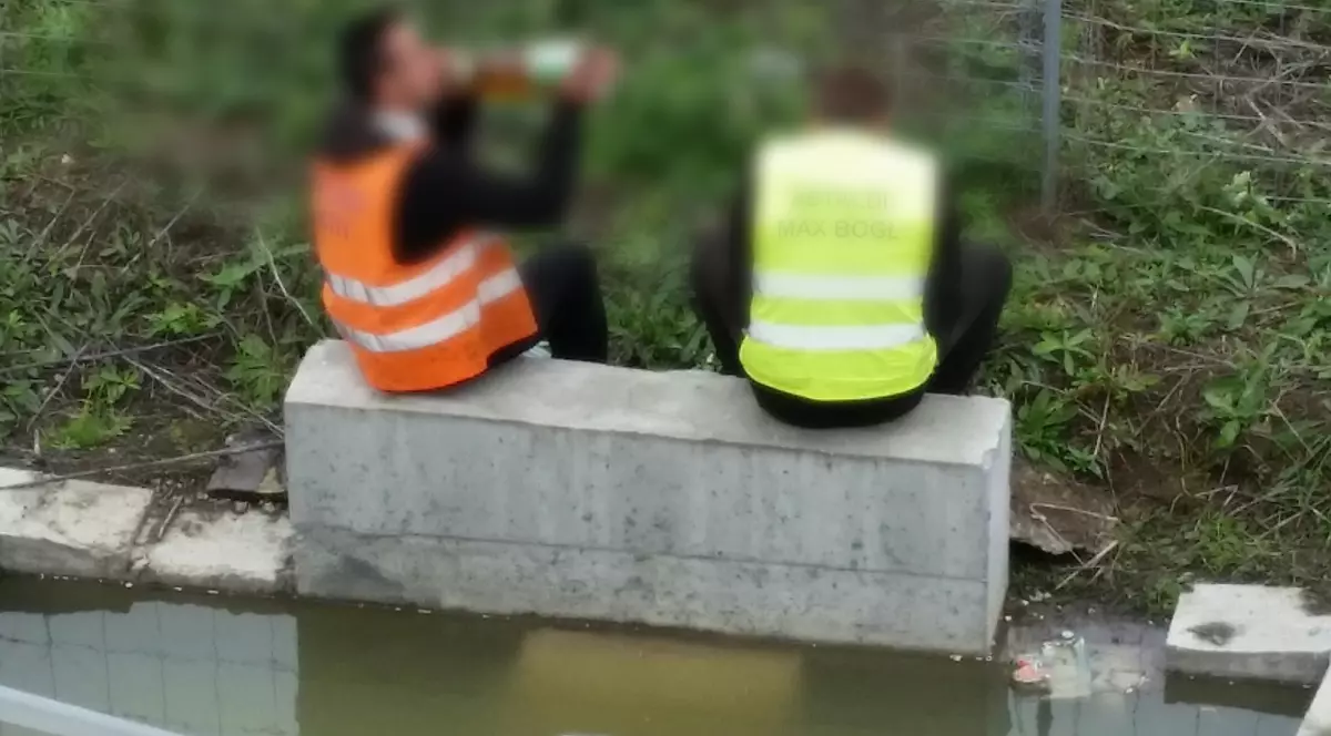 Autostradă reparată cu pauze de bere! Muncitorii care reabilitează şoseaua Timişoara-Arad mai mult şomează