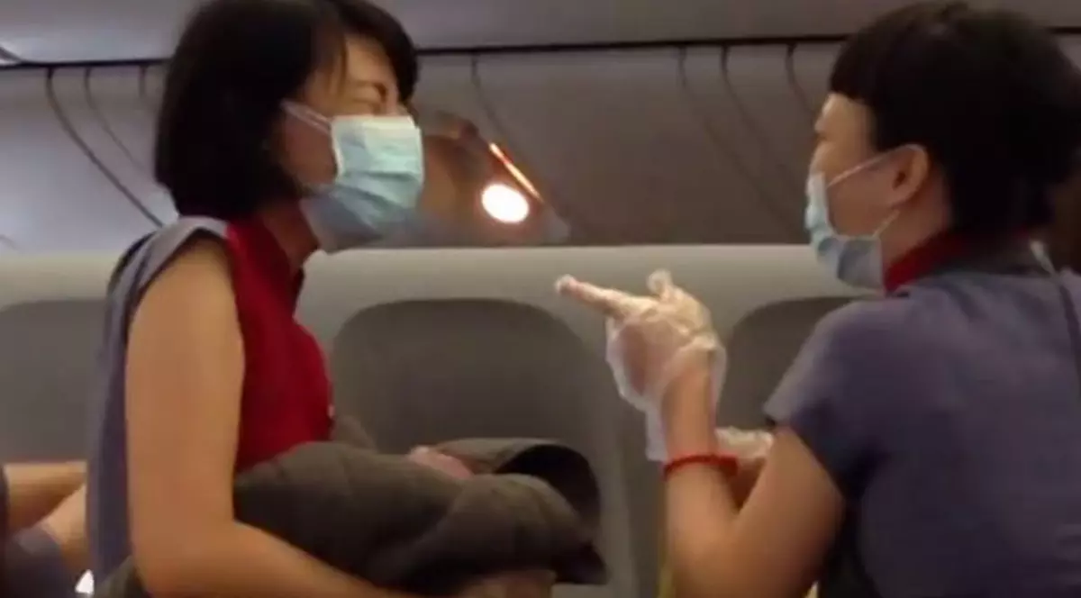 A născut în avion, la 9000 de metri altitudine. Momentul incredibil a fost filmat | VIDEO