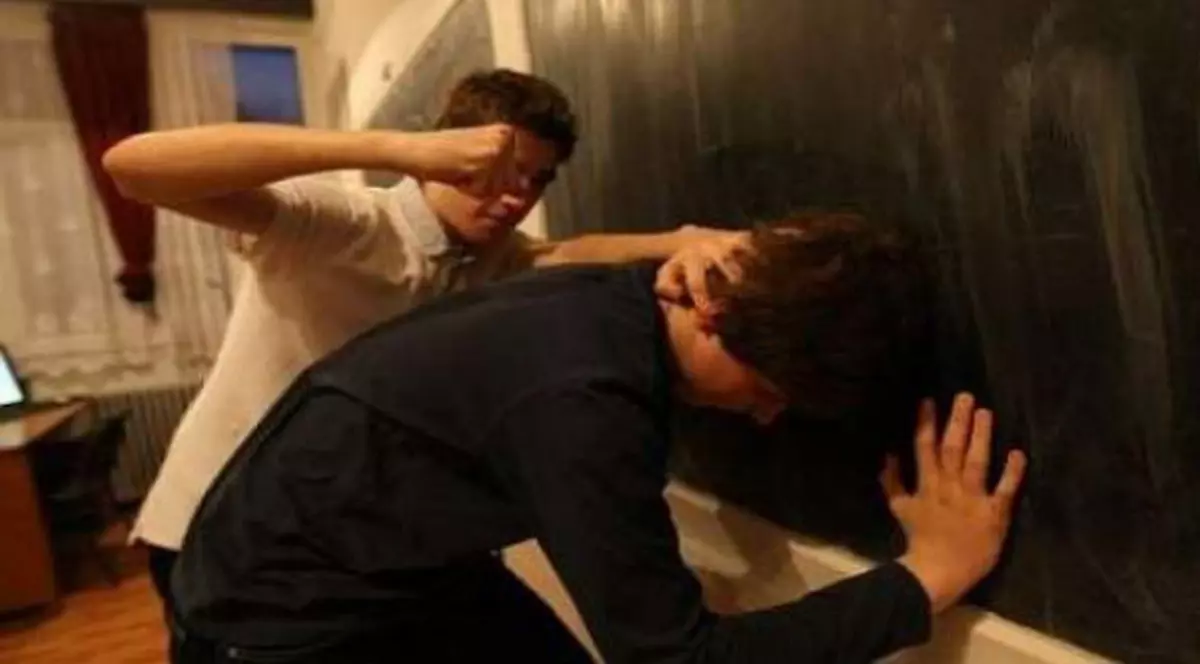 Fiul primarului din Slatina a snopit în bătaie un tânăr alături de care băuse toată noaptea