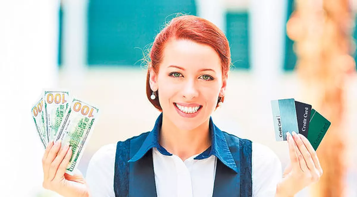 ATENȚIE LA CARDUL DE CREDIT! Ce rişti dacă nu știi cum să-l folosești