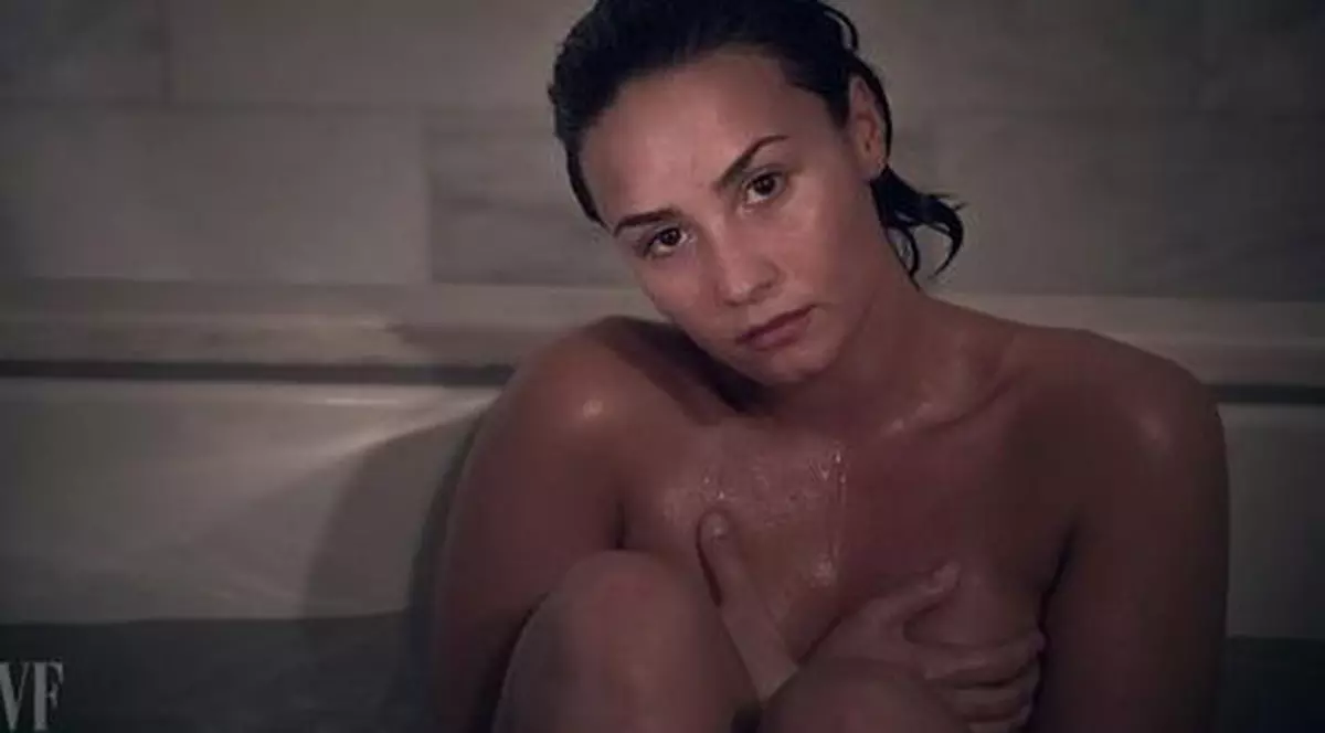 Demi Lovato a pozat CUM A NĂSCUT-O MAMA EI! Goală pușcă și fără pic de machiaj! | VIDEO