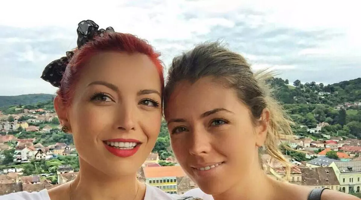 Elena Gheorghe, în ”RĂZBOI” cu sora ei! Cântăreața a călcat pe bec | FOTO ÎN ARTICOL