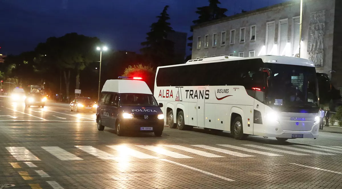 Autocarul echipei Serbiei, atacat cu pietre la Tirana!