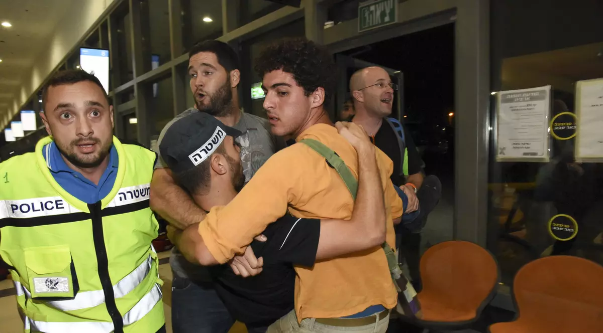 Un internațional român a privit șocat scena atentatului terorist din Israel. ^Era în zona în care un palestinian a ucis un soldat și a rănit alte 11 persoane. Atacatorul a fost lichidat de forțele de securitate. În haosul creat a mai fost omorât un om!