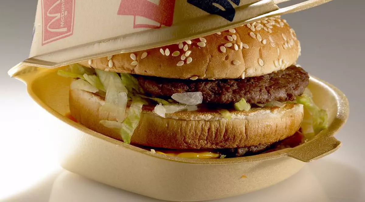 Ai mâncat un HAMBURGER? Uite cât trebuie să alergi ca să arzi caloriile