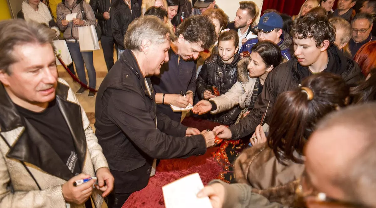 S-a întâmplat în România. S-au călcat pe picioare să pună mâna pe Dan Bitman!