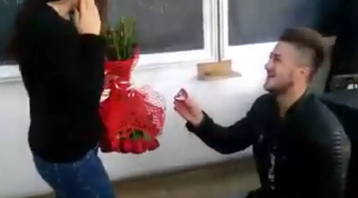 Un tânăr din Piteşti şi-a cerut iubita în căsătorie în facultate, în timpul unui curs. Cum a reacţionat fata | VIDEO