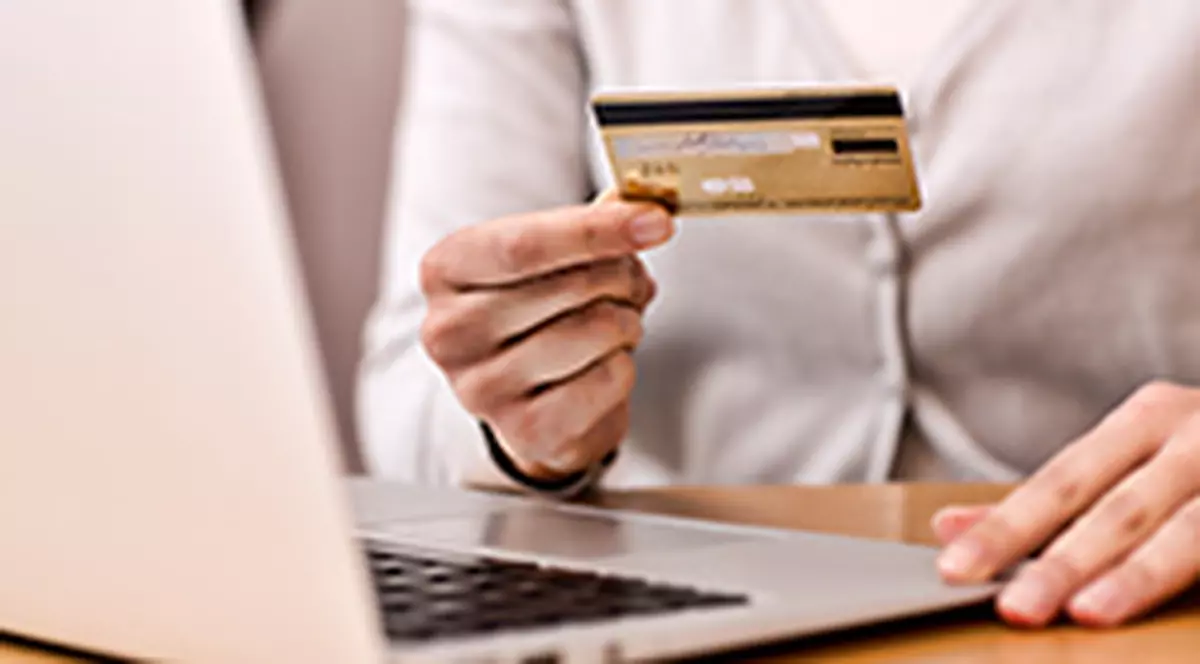 Românii preferă SĂ STEA LA COZILE DE LA GHIȘEE ca să plătească facturile. Doar 7% le achită online, de  acasă 