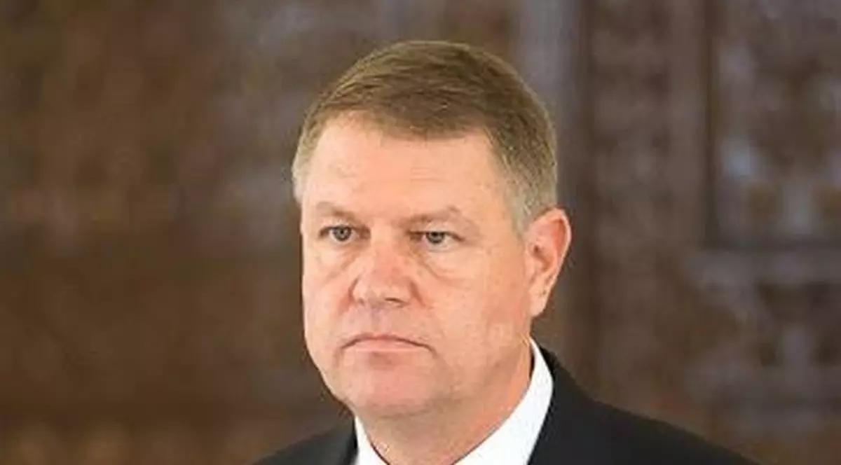 Klaus Iohannis şi-a schimbat imaginea de profil de pe Facebook, în memoria celor 27 de tineri morţi în Colectiv 