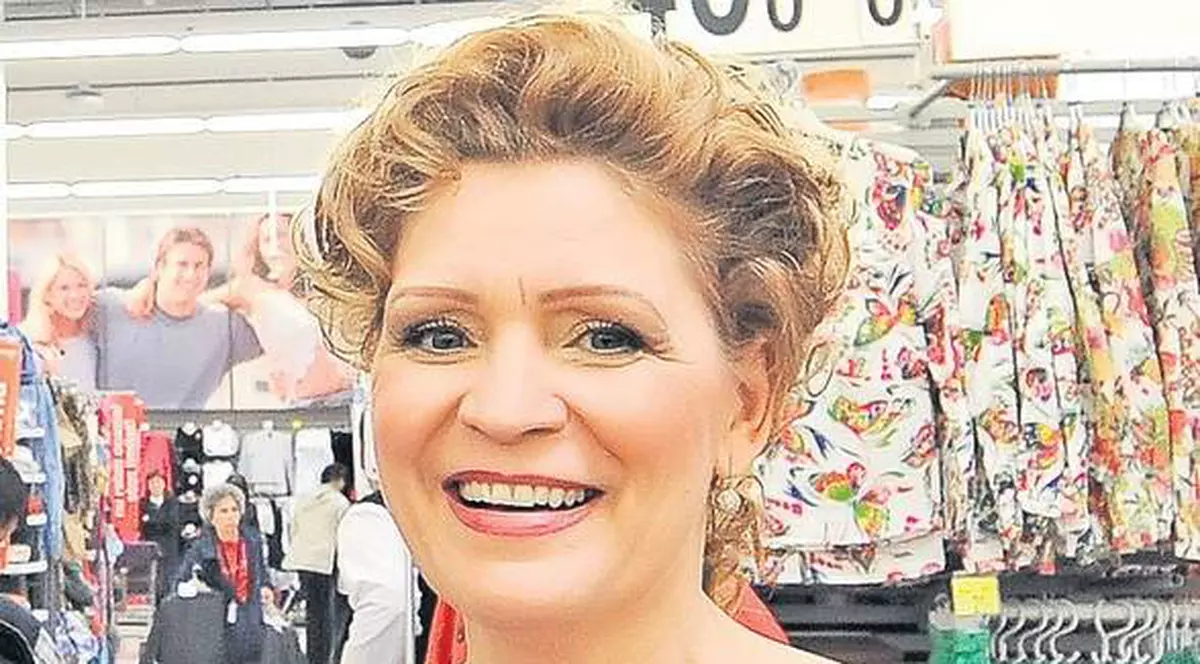 O artistă cunoscută de la noi vinde covrigi la tonetă