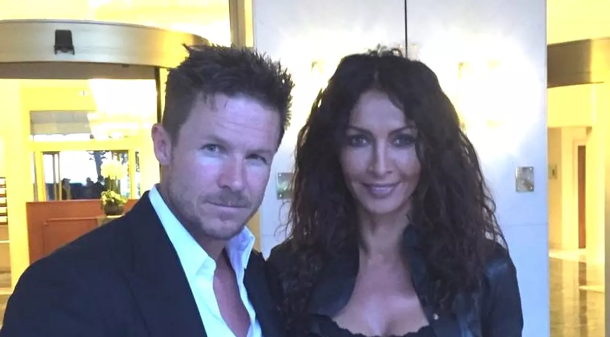 Răduleasca și Felix, SCENE FIERBINȚI, pe o mașină! Imaginea face furori pe internet | FOTO ÎN ARTICOL