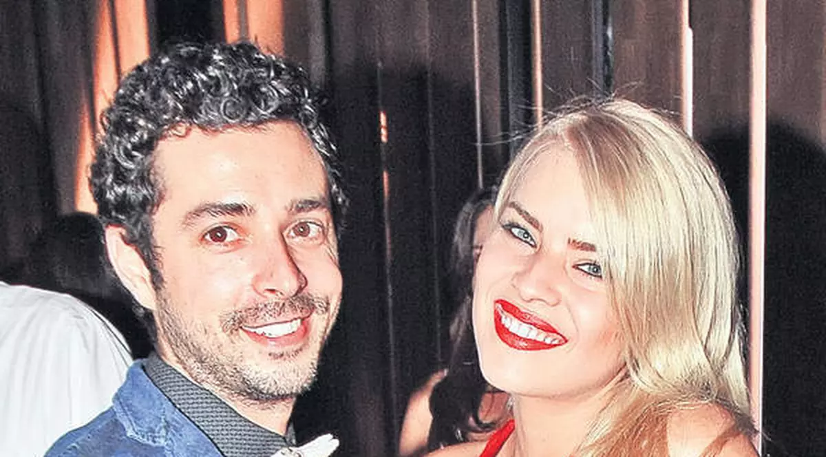 Primele declaraţii ale soţilor Moga, după ce au devenit părinţi. Bianca a născut natural într-o clinică din Cluj